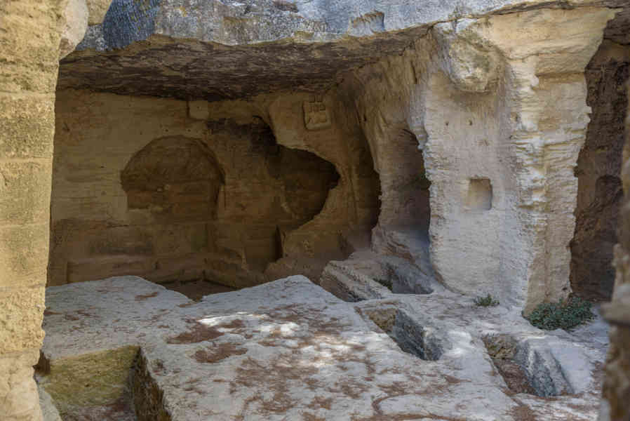 Francia - Beaucaire 019 - abadía troglodita de Saint-Roman.jpg